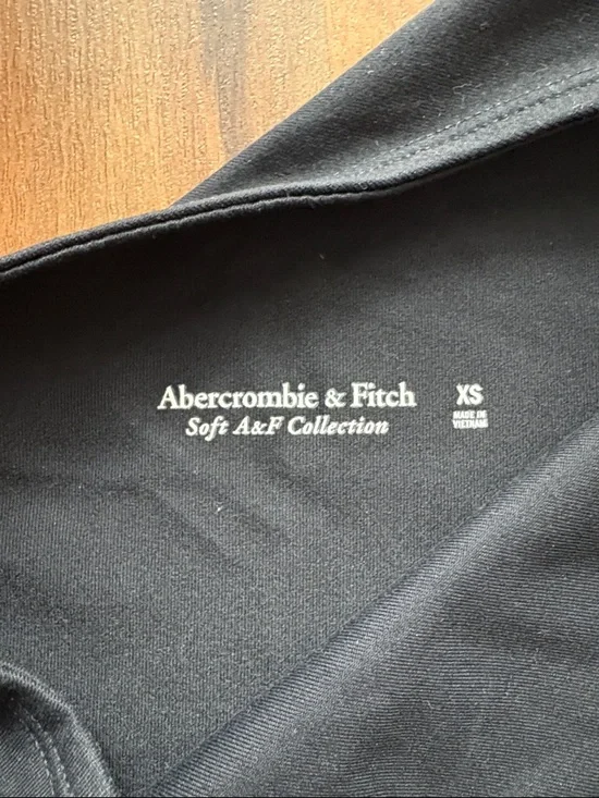 Abercrombie & Fitch Woman’s Size XS Black One-Shoulder Crop Top - Picture 2 of 9